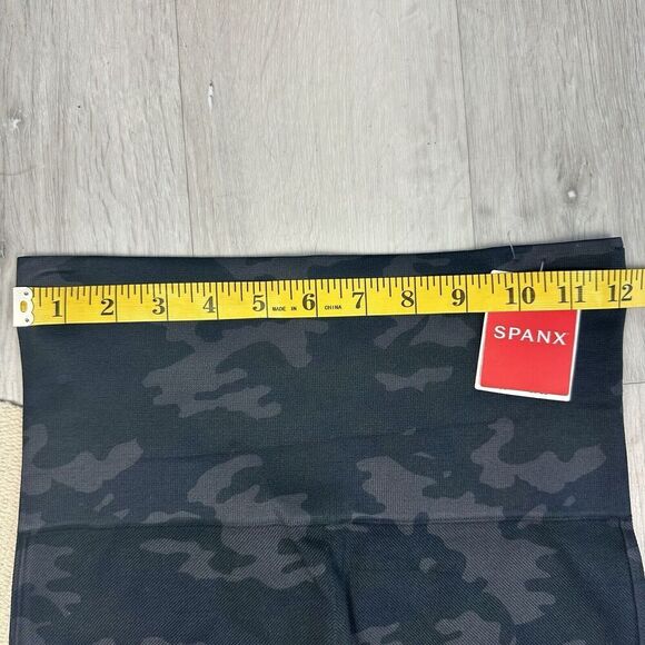 SPANX Look At Me Now Leggings Black Camo Women's Size Medium M/M FL3515 New - Picture 7 of 9